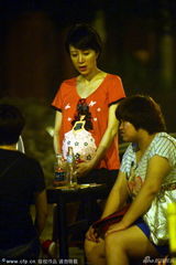 组图：金巧巧产前孕照首曝 手托大肚街边吃烧烤