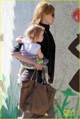 组图：妮可-基德曼携女出游