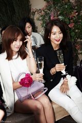 高清图：崔始源韩艺瑟等助阵时尚活动相谈甚欢