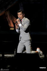 组图：林海峰栋笃笑最终场 草蜢任嘉宾杨千嬅捧场