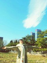 组图：杨紫冬季写真清新从容 优雅沐浴午后暖阳