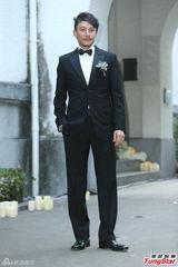 组图：张震大婚献吻娇妻 亲手为新娘提裙摆