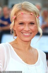 组图：盖尔红裙撑《一线牵》甜蜜笑容走红毯