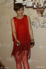 组图：何润东助阵微电影启动 郝蕾红装现身秀身材