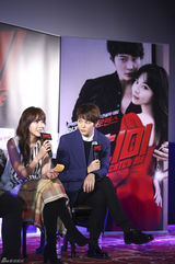 独家：金亚中朱元宣传新片 与观众互动送拥抱