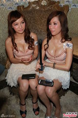 组图：嫩模爆乳互摸胸 女女舌吻掀裙晒内裤