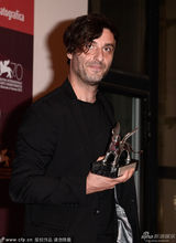 组图：最佳导演奖得主阿万纳斯后台秀银狮