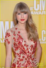 组图：斯威夫特穿红花点缀长裙亮相音乐奖