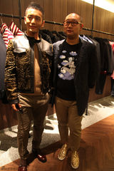 组图：黄晓明香港出席品牌开幕 酷帅显成熟自信