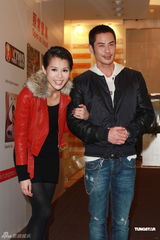 组图：胡杏儿庆功黄宗泽陪伴 郑嘉颖喝醉凌晨离开