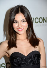 组图：维多利亚-嘉丝蒂低胸礼服性感秀美乳