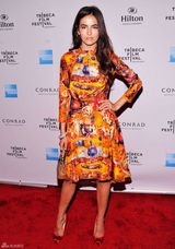 高清组图：卡米拉-贝尔印花礼服亮相光彩照人