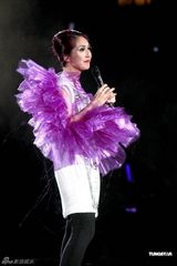 组图：杨千嬅个唱悲喜交加 老公与陈奕迅等好友捧场