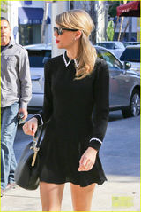 组图：斯威夫特超短连衣裙扮少女 红唇艳丽