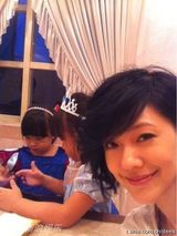 组图：小S晒与女儿合影 母女三人齐夸张做鬼脸