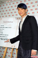 组图：陶喆黑色西服帅气亮相 现场不会写中文