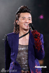 高清组图：郑伊健演唱会 舒淇登台与其热吻