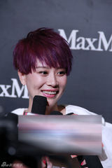 组图：海清紫发亮相品牌周年庆  流利英文与高层热聊