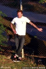 组图：贝克汉姆带儿子球场PK 见狗仔变脸怒骂