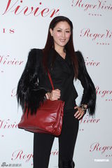 组图：钟楚红低胸马甲亮相劝后辈交友慎重