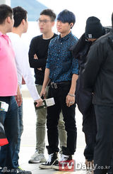 组图：韩团BigBang赴新加坡开唱 TOP带伤亮相