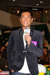 组图：古天乐出席圣诞亮灯式 祝福黄晓明早日康复