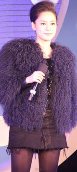 组图：阿娇杭州走穴现粗壮大腿 献唱表情显生涩