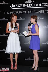 组图：乐基儿亮相名表酒会古铜肤色健康优雅