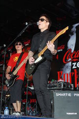 组图：黄贯中举行小型音乐会 请粉丝爱护朱茵