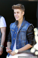 组图：比伯当街献唱谢歌迷 小天王自恋摸发