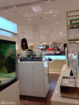 组图：王祖贤温哥华逛街被偷拍 女神容貌获赞