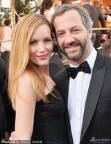 组图：美国导演贾德-阿帕图携妻出席金球奖红毯