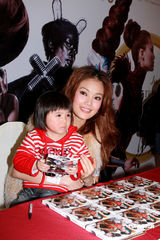 幻灯图：容祖儿签名会筹善款 否认男友陪看演出