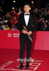 组图：李贤宇金素妍等星亮相釜山电影节开幕式