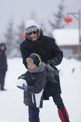 组图：《爸爸》雪乡抢先看 萌娃玩雪脸蛋红扑扑