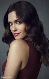 组图：《吸血鬼日记》发全员角色照 妮娜红裙抢镜