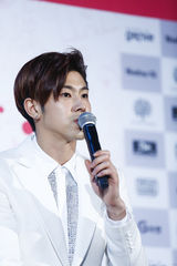 独家：东方神起出道十年开唱 白衣帅气兄弟情深