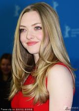 组图：《拉芙莱斯》记者会 阿曼达红裙迷人