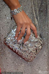 组图：电视名嘴罗西-迪亚兹深V开叉裙惹火