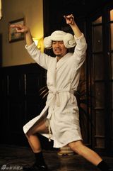 组图：《唐琅》曝于毅搞笑剧照 狗头刺青狗血十足