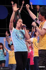 组图：萧亚轩昆凌等港台百位明星同台为公益开唱