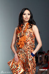 幻灯图集：桂纶镁斜肩裙美艳 蔡健雅宝蓝装优雅