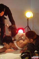 组图：古天乐刘青云爬硬地 被小萝莉骑大马