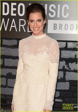 组图：MTV红毯女星水果姐秀牙套ladygaga扮人鱼