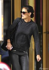 组图：小苏瑞街头玩滑板车 凯蒂贴身保护显母爱