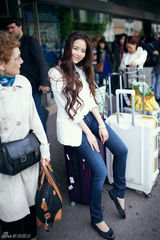 组图：温心欧洲街拍 俏皮可爱淡雅怡人