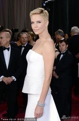 组图：查理兹-塞隆着白色抹胸裙 女王范十足