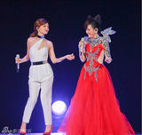 组图：51岁江蕙台上脱裙 露肉色内裤引骚动