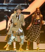 组图：全英音乐水果姐展最炫民族风 艾丽露胸衣