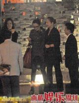 幻灯图：许晴身边出现神秘男 同住一公寓同坐一部车